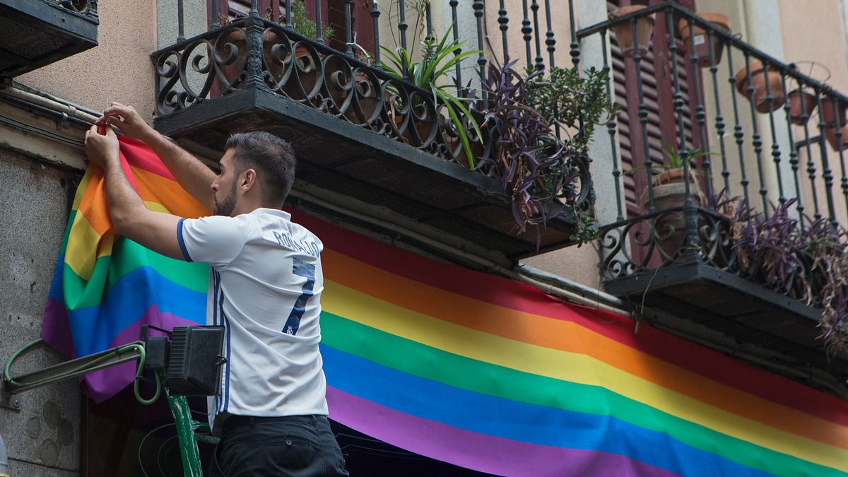 馬德里大街小巷都掛起了彩虹旗,迎接世界驕傲節。(美聯社) 馬德里大街小巷都掛起了彩虹旗,迎接世界驕傲節。(美聯社)