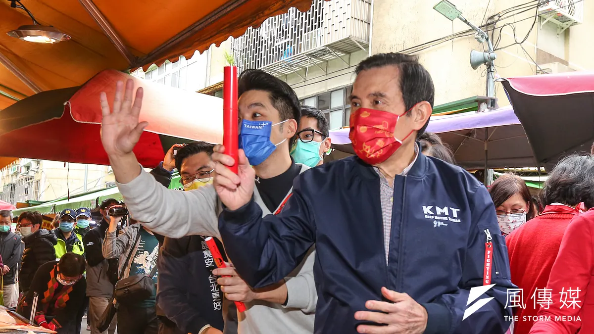 作者認為,台灣時空環境與2000年時早已大不相同,國民黨想要在立委蔣萬安(圖左)身上,複製前總統馬英九(圖右)模式的「人設」過於一廂情願。(資料照,顏麟宇攝)