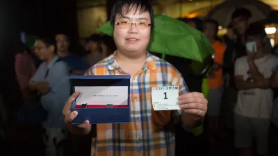 新北捷運環狀線(第一階段)合龍現場,捷運粉絲冒雨於下午6點前來排隊。(圖/新北市捷運工程局提供)