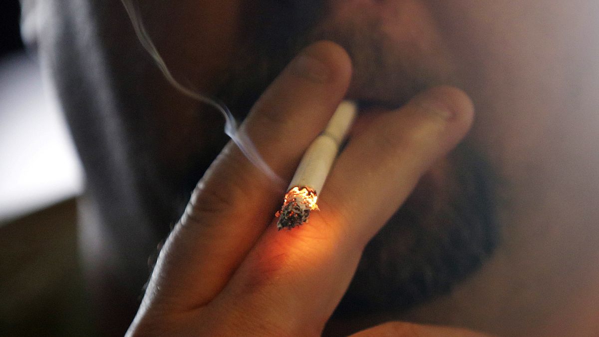 「無菸世代」誕生:英國鐵腕通過全球最嚴禁菸令,17歲以下「這輩子永遠別想買菸」