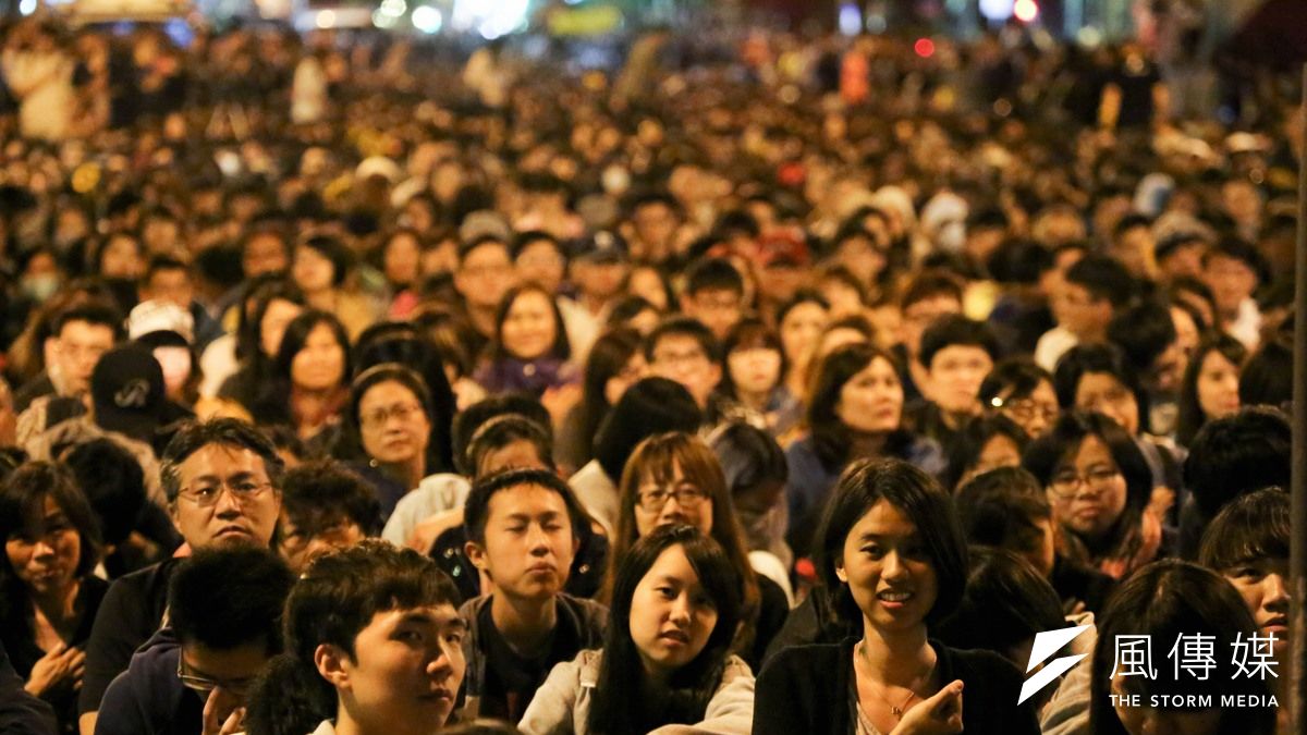 由太陽花集其大成的各種運動,釋放出年輕人的能量,最後會以社會民主為歸宿嗎?(余志偉攝) 由太陽花集其大成的各種運動,釋放出年輕人的能量,最後會以社會民主為歸宿嗎?(余志偉攝)