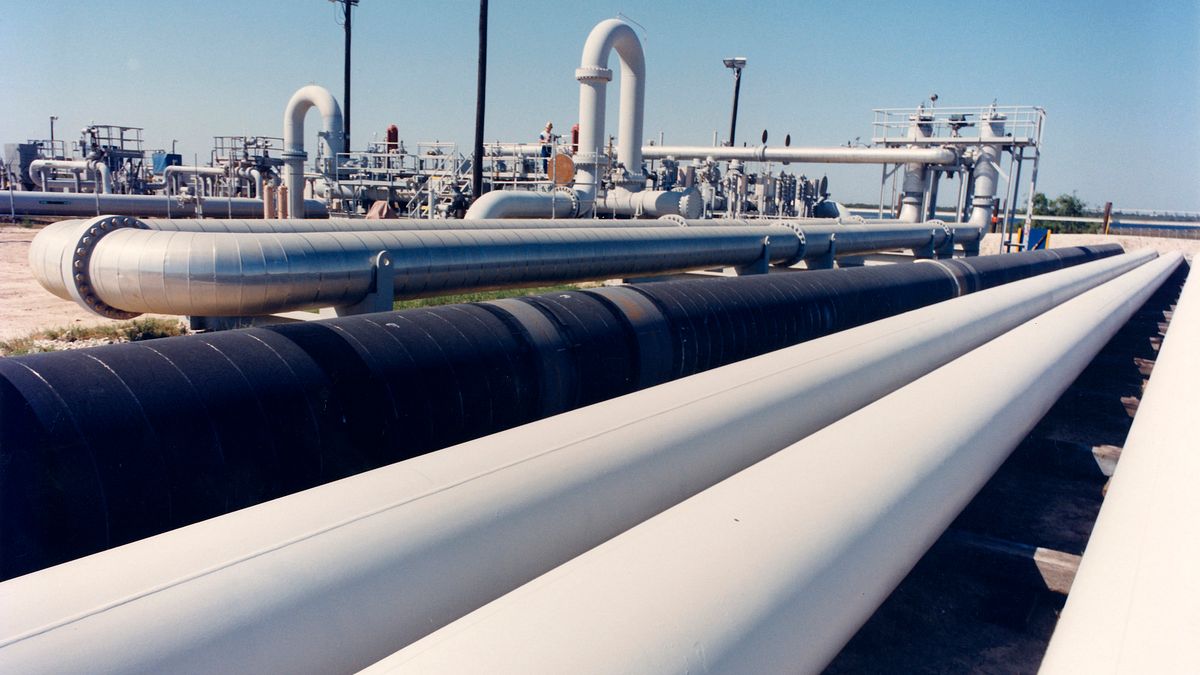 石油大州德州對標榜淨零企業直接訂出懲罰方式。這是美國德州的輸油管。(資料照片,美聯社) 石油大州德州對標榜淨零企業直接訂出懲罰方式。這是美國德州的輸油管。(資料照片,美聯社)