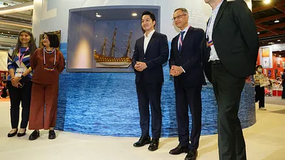 台北市長蔣萬安前往2024台北國際書展荷蘭主題國館參觀,荷蘭在台辦事處代表譚敬南親自帶領。(圖/臺北市政府文化局提供)