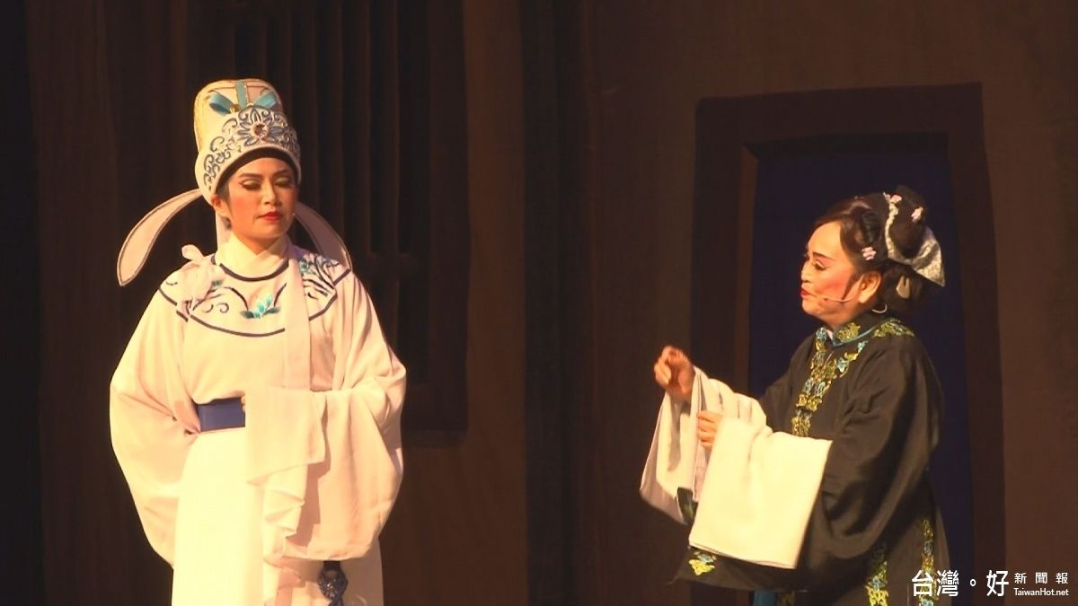 新北敬老獻藝歌仔戲 官員民代登台同樂 新北敬老獻藝歌仔戲 官員民代登台同樂