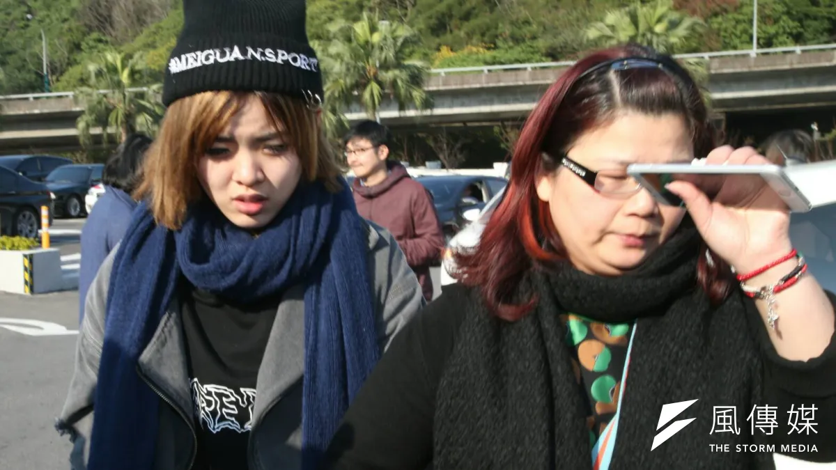 國道五號車禍的遊覽車司機康育薰的大女兒康宜甄(左),到第二殯儀館時,指控蝶戀花旅行社說謊,右為康育薰的姐姐康麗玲。(陳明仁攝)