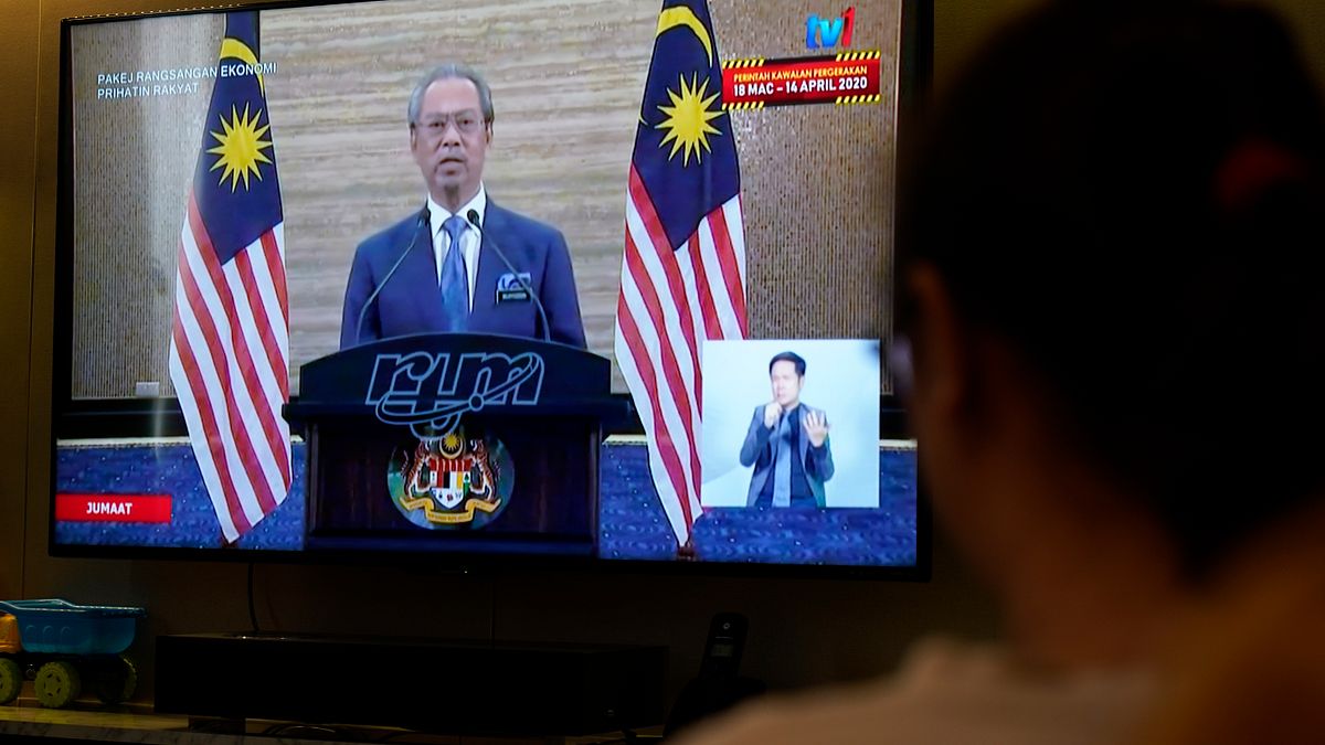 疫災全球大爆發,也暴露了台灣的優缺點,比方新南向政策的七零八落。圖為馬來西亞總理慕尤丁(Muhyiddin Yassin)宣布防疫相關的經濟刺激措施。(AP) 疫災全球大爆發,也暴露了台灣的優缺點,比方新南向政策的七零八落。圖為馬來西亞總理慕尤丁(Muhyiddin Yassin)宣布防疫相關的經濟刺激措施。(AP)