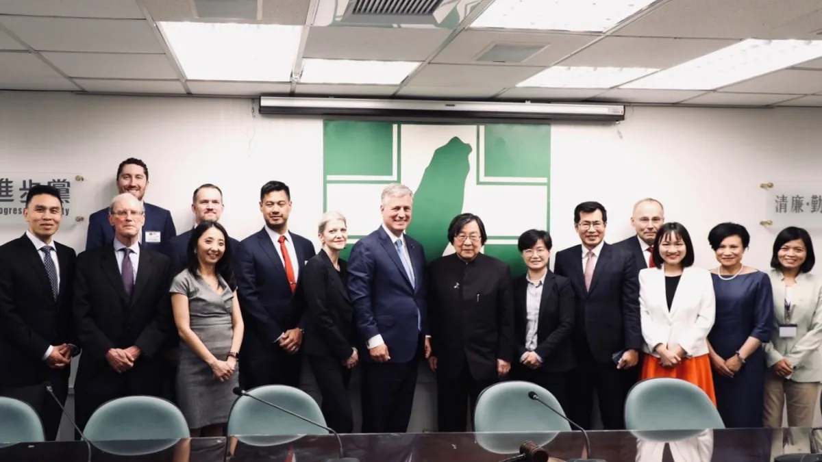 美國前白宮國安顧問、「全球台灣研究中心」(Global Taiwan Institute, GTI)「台美工作小組」(U.S.-Taiwan Task Force)主席歐布萊恩(Robert O'Brien)(右八)率團訪台。(民進黨提供)