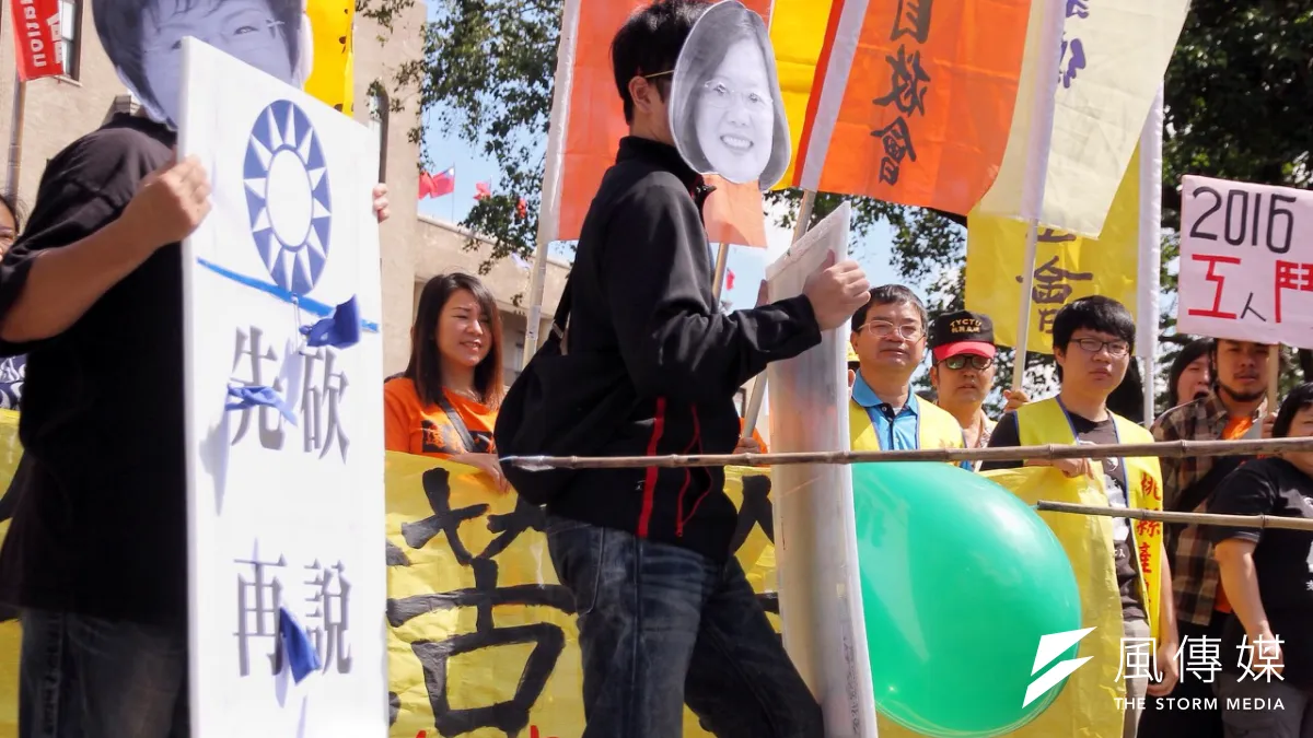 勞團15日到行政院前抗議,國民兩黨都忽視年金改革。(曾原信攝)