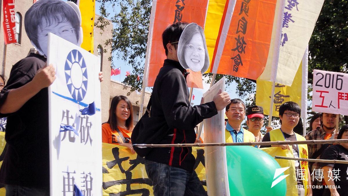 勞團15日到行政院前抗議,國民兩黨都忽視年金改革。(曾原信攝) 勞團15日到行政院前抗議,國民兩黨都忽視年金改革。(曾原信攝)