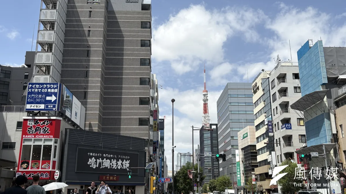 東京濱松町十字路口,遠處為東京鐵塔。