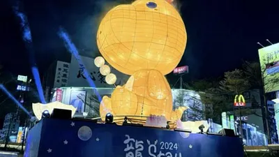 新竹主燈「福氣龍好」由國際燈藝大師黃文全設計操刀,不料遭高虹安昔競爭對手發文嘲諷「特徵很明顯」,網友紛紛怒批綠營綠營霸凌群嘲很雙標。(圖/截自網路)