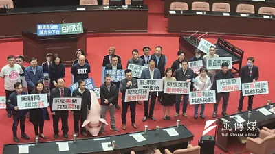國民黨團10日上午在朝野協商後在議場召開記者會,要求因應美國選後新形勢,要求政府暫緩萊豬進口。(潘維庭攝)