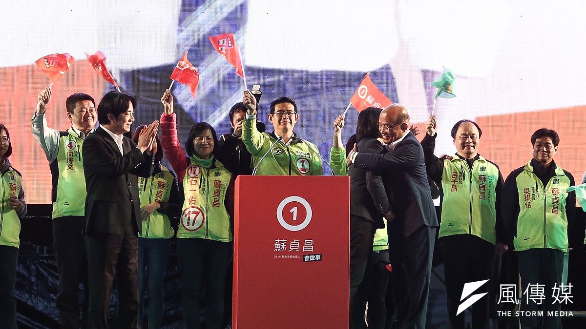 民進黨新北市長候選人蘇貞昌舉行選前造勢晚會,總統蔡英文與蘇貞昌擁抱,化解多年心結。(陳品佑攝) 民進黨新北市長候選人蘇貞昌舉行選前造勢晚會,總統蔡英文與蘇貞昌擁抱,化解多年心結。(陳品佑攝)