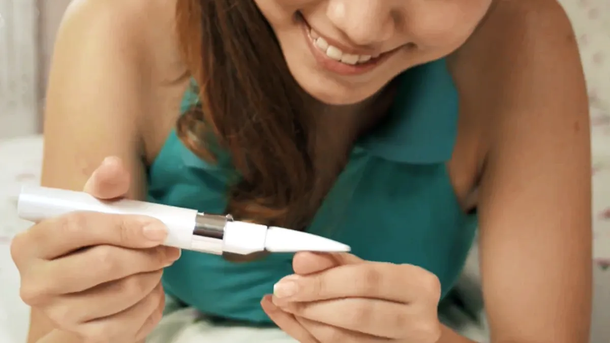 正常的指甲是些微向下彎曲,類似動物爪子,從指甲變形可以看出一些健康狀態。(示意圖非本人/翻攝自youtube) 正常的指甲是些微向下彎曲,類似動物爪子,從指甲變形可以看出一些健康狀態。(示意圖非本人/翻攝自youtube)