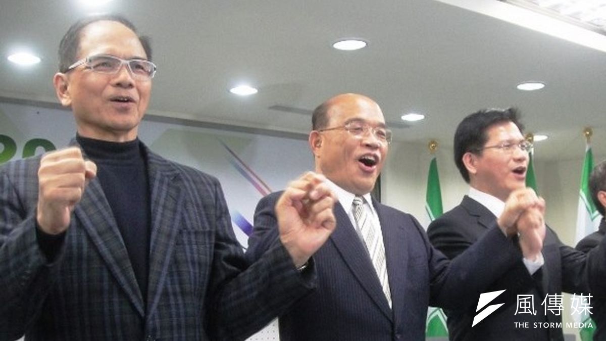 林佳龍(左三)力邀民進黨前秘書長蘇嘉全加入競選團隊,擔任競選總部主任委員。(王立柔攝) 林佳龍(左三)力邀民進黨前秘書長蘇嘉全加入競選團隊,擔任競選總部主任委員。(王立柔攝)