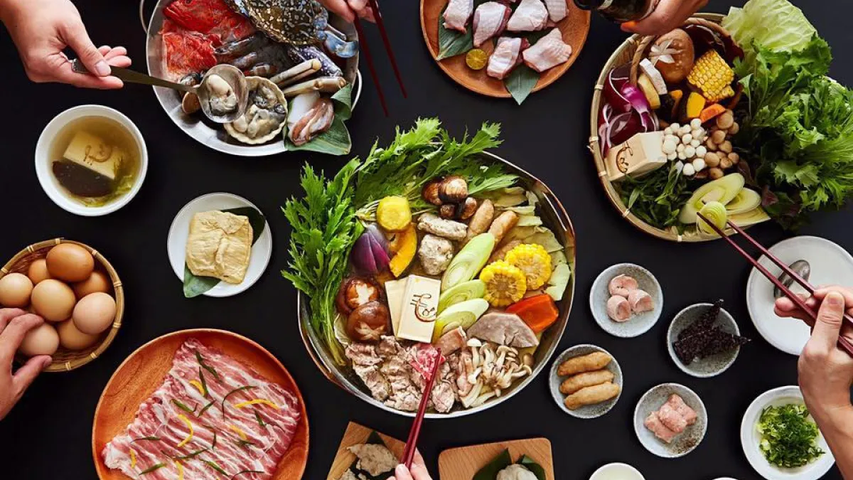 火鍋不同的湯底、食材、肉品組合出不同的風味,台南的火鍋絕不會讓饕客們失望!(圖/翻攝自毛房蔥柚鍋facebook)
