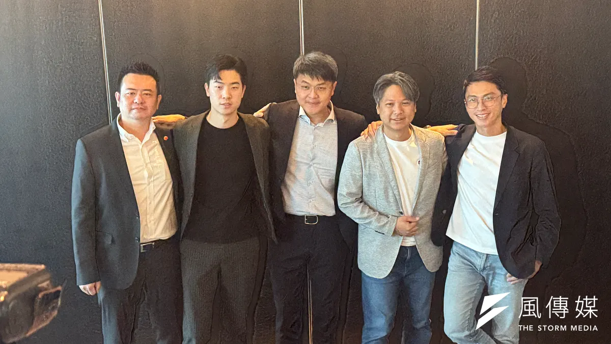 台灣大動力服務總經理林東閔(中)與合作夥伴合影,推動5大智慧移動戰略。(劉芯衣攝)