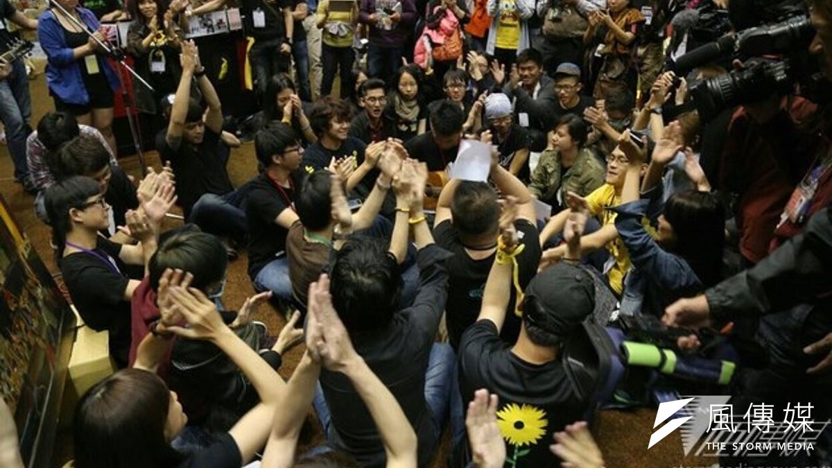 民進黨中央發表聲明,強調支持學生決定,肯定台灣公民社會創造台灣的「再民主」。(吳逸驊攝) 民進黨中央發表聲明,強調支持學生決定,肯定台灣公民社會創造台灣的「再民主」。(吳逸驊攝)