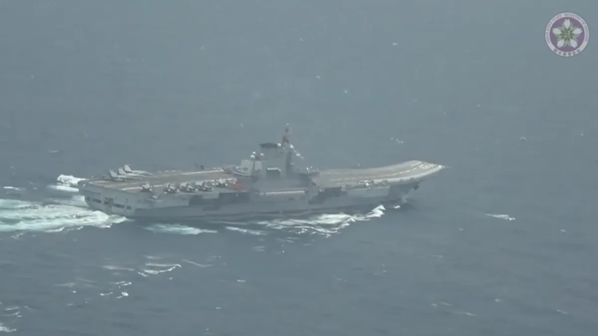 防衛省統合幕僚監部が公開した、中国海軍の空母「遼寧」を近距離から航空撮影した監視映像。(防衛省統合幕僚監部提供)