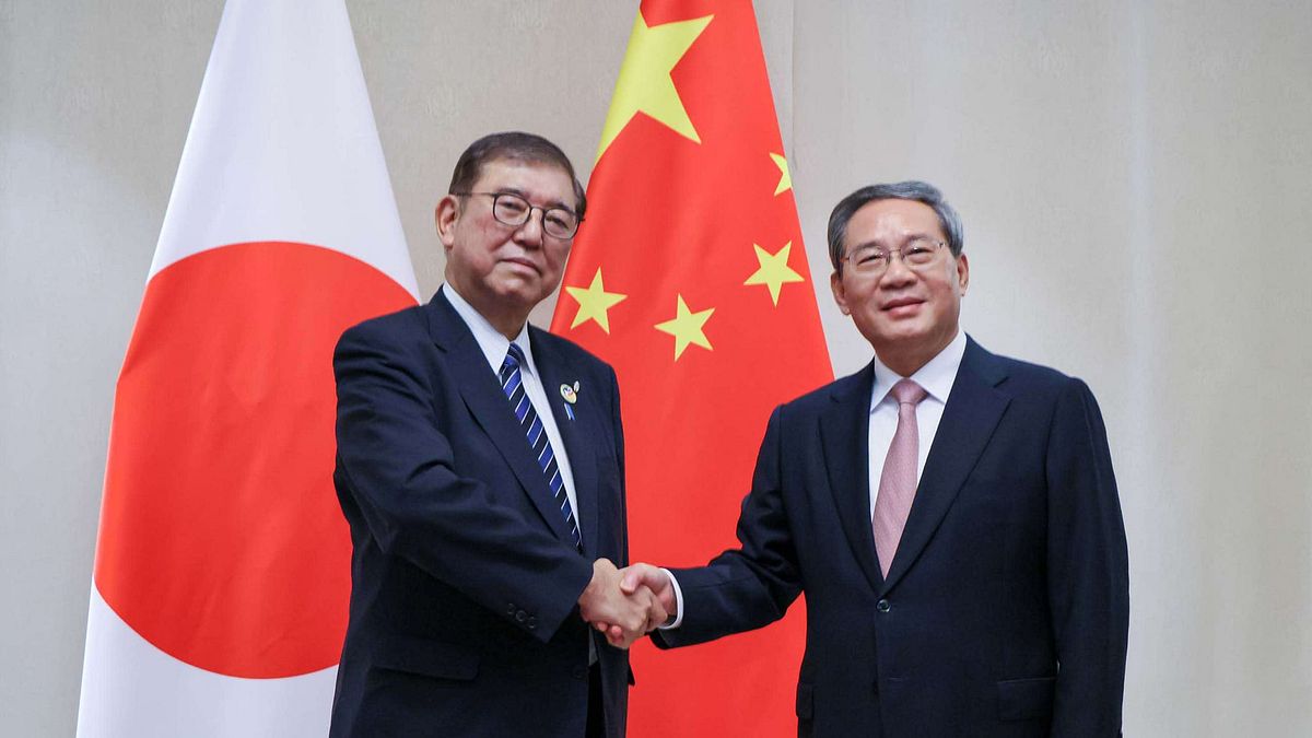 日本の石破茂首相(左)が中国の李強国務院総理(右)と会談 2024年10月10日、ラオスの首都ビエンチャンで開催された東アジア協力首脳会議の際に撮影 (出典:日本首相官邸フェイスブック) 日本の石破茂首相(左)が中国の李強国務院総理(右)と会談 2024年10月10日、ラオスの首都ビエンチャンで開催された東アジア協力首脳会議の際に撮影 (出典:日本首相官邸フェイスブック)