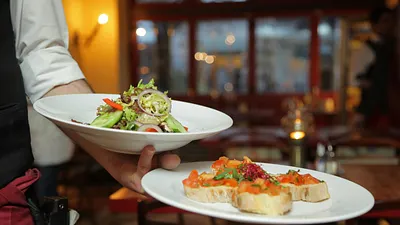 知名國際美式餐飲連鎖品牌「TGI FRIDAYS」宣布,旗下位於台中的市政店將於2026年1月1日元旦起正式結束營業。(示意圖/取自pexels)