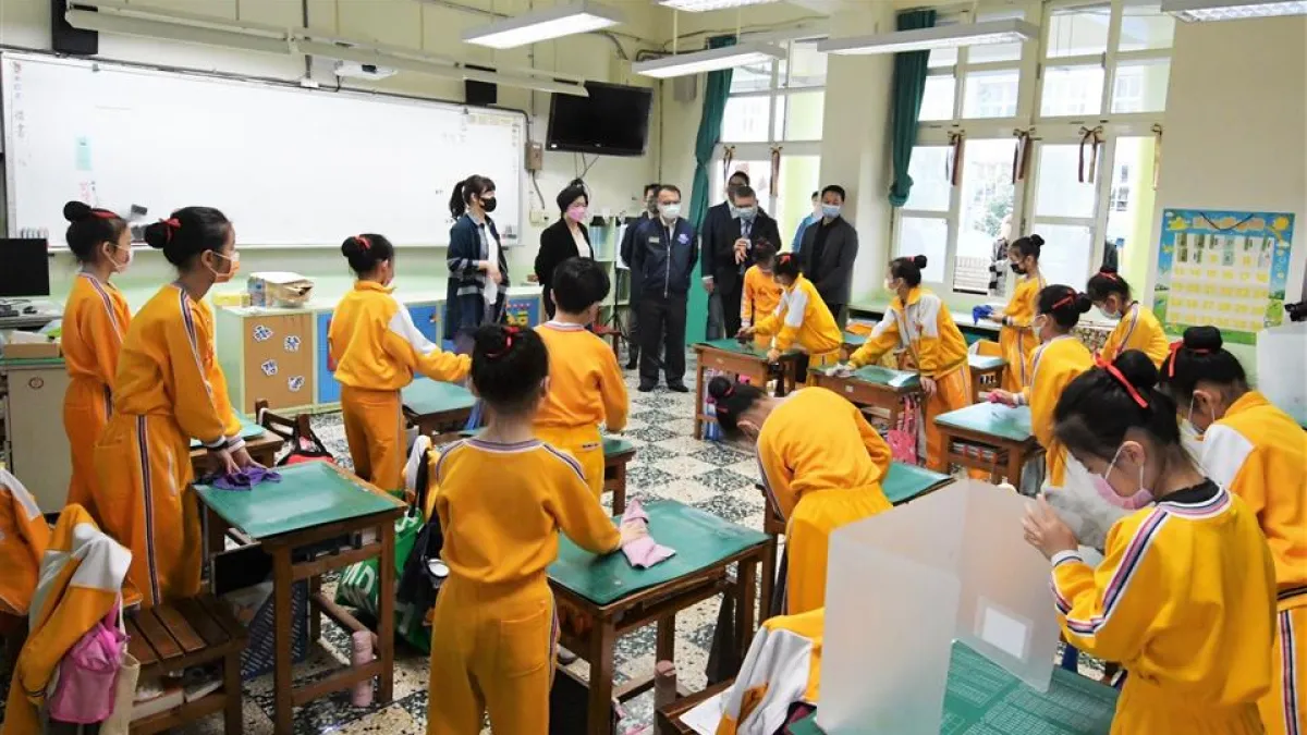 彰化縣長王惠美13日一早在教育處長蔡金田、平和國小校長張鴻章等陪同下,到彰化市平和國小關心開學校園防疫情形,並到教室看小朋友為座位消毒。(圖/彰化縣政府)