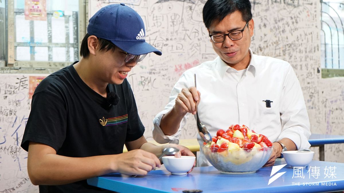 哈瑪星知名冰品受歡迎,陳其邁市長日前為「高雄一百週年慶PHONE狂GO物時時抽」活動與網紅也挑戰三倍冰。(圖/徐炳文) 哈瑪星知名冰品受歡迎,陳其邁市長日前為「高雄一百週年慶PHONE狂GO物時時抽」活動與網紅也挑戰三倍冰。(圖/徐炳文)