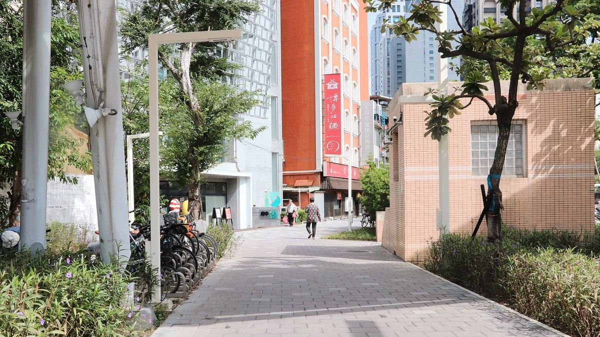 市長侯友宜視察府中廣場尚未完工的部分,工程預計於12月31日完工。(圖/新北市工務局提供) 市長侯友宜視察府中廣場尚未完工的部分,工程預計於12月31日完工。(圖/新北市工務局提供)