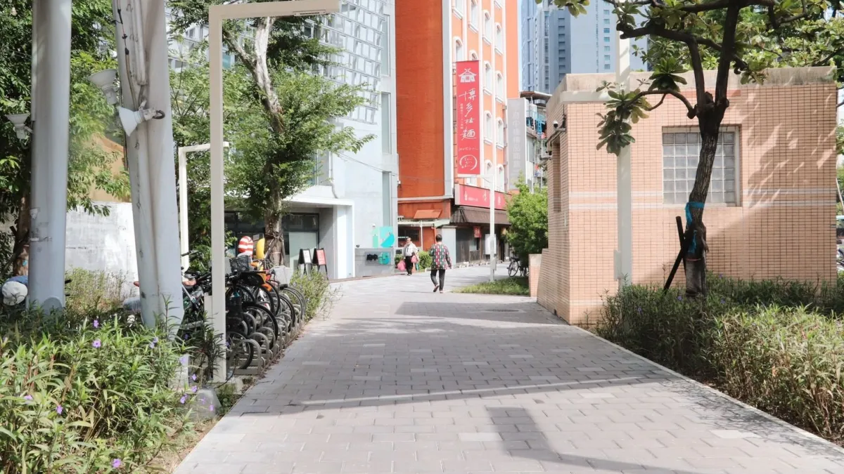 市長侯友宜視察府中廣場尚未完工的部分,工程預計於12月31日完工。(圖/新北市工務局提供)