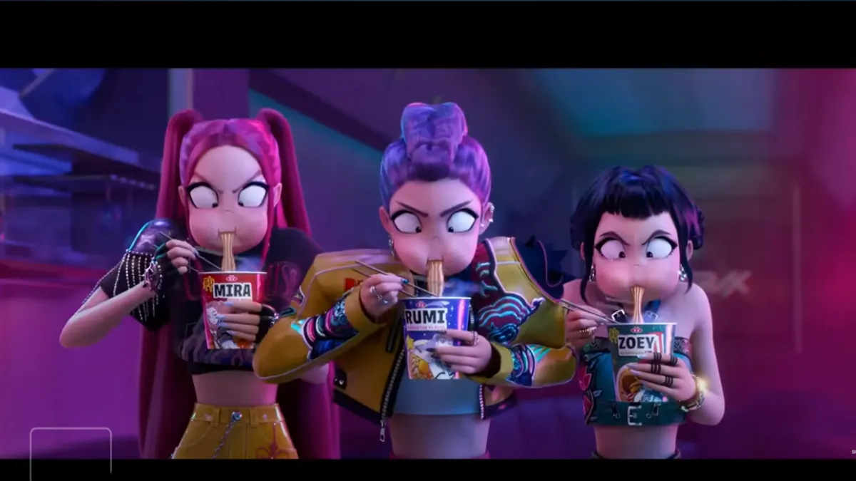 Netflix播出的動畫電影《Kpop 獵魔女團》,一個韓國常見的習慣「熱吃泡麵」,卻成為歐美年輕世代模仿的行為。(翻攝自YouTube影片) Netflix播出的動畫電影《Kpop 獵魔女團》,一個韓國常見的習慣「熱吃泡麵」,卻成為歐美年輕世代模仿的行為。(翻攝自YouTube影片)