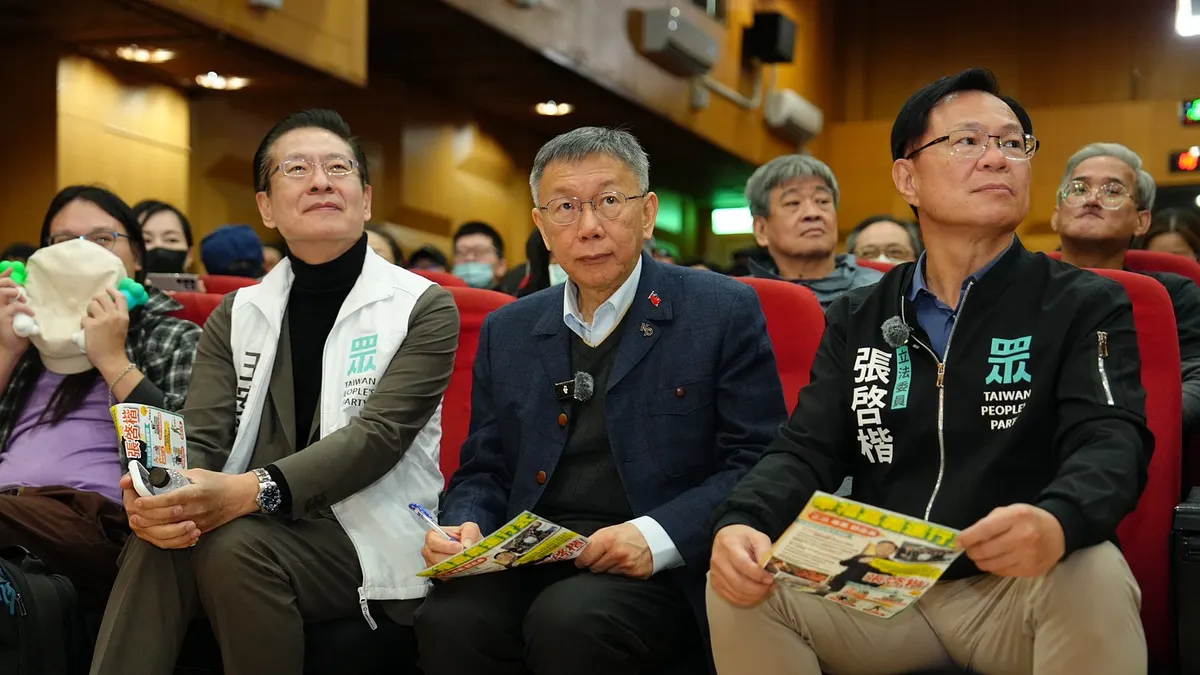 民眾黨前主席柯文哲(中)全力輔選張啓楷(右),但民眾黨在嘉義市長的選戰並不好打。(資料照,民眾黨提供)