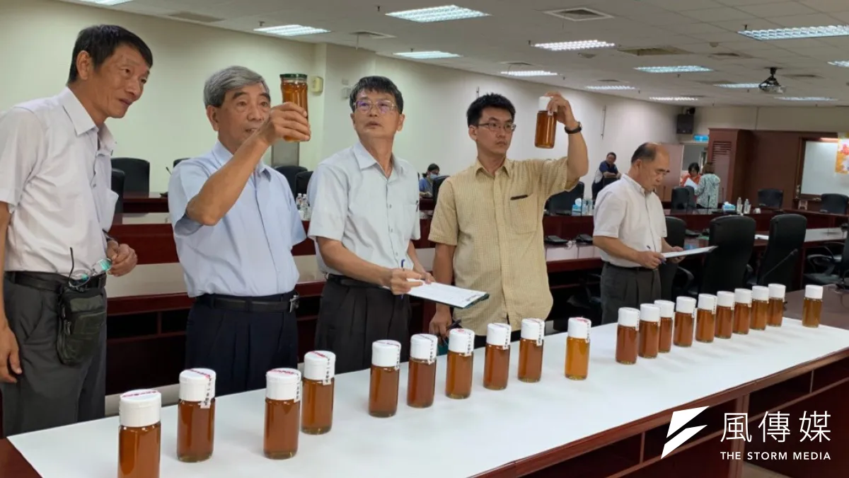 2020高市國產龍眼蜂蜜評鑑的初、複評兩階段,評鑑出爐,有18名蜂農獲獎,得獎蜂蜜八月上市即日起開放預購。(圖/徐炳文攝)