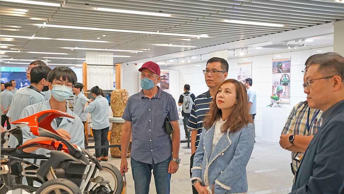 國資圖馬湘萍館長觀賞大葉大學工業設計系畢業生創作品,並聽取學生的介紹作品設計靈感。(圖/國立資訊圖書館) 國資圖馬湘萍館長觀賞大葉大學工業設計系畢業生創作品,並聽取學生的介紹作品設計靈感。(圖/國立資訊圖書館)