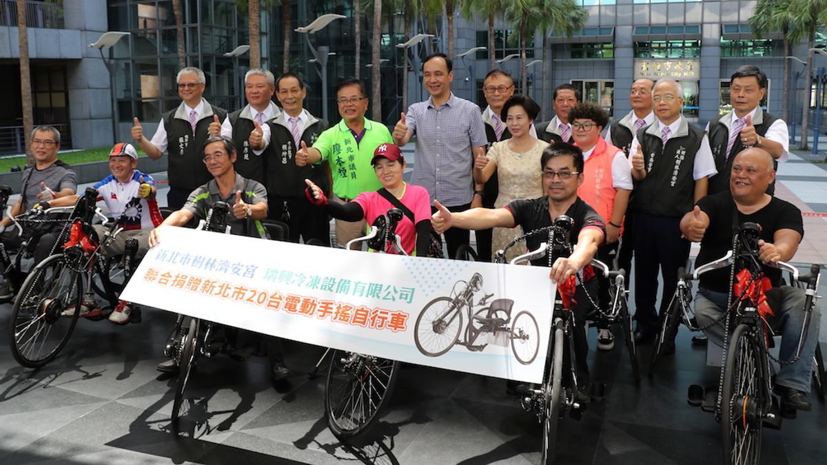 樹林濟安宮及瑞興冷凍設備公司,在市議員廖本煙的促成下聯合捐贈新北市20台電動手搖自行車,由新北市長朱立倫(中)代表受贈。(圖/新北市政府社會局提供) 樹林濟安宮及瑞興冷凍設備公司,在市議員廖本煙的促成下聯合捐贈新北市20台電動手搖自行車,由新北市長朱立倫(中)代表受贈。(圖/新北市政府社會局提供)