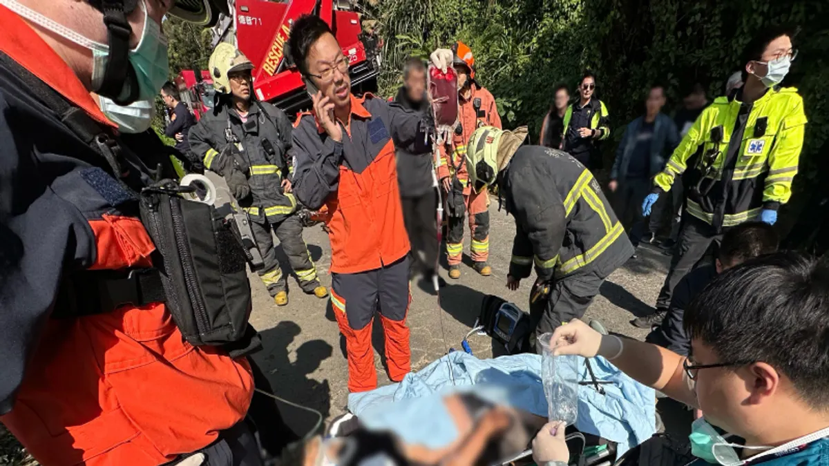 新北市消防局特搜人員在車體破壞脫困同時,與抵達現場的醫療團隊合作,於第一線啟動高階醫療處置。(圖/新北市政府消防局提供)