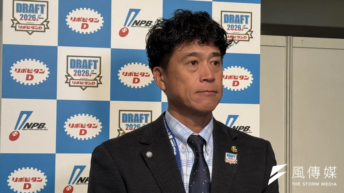 青山学院大の鈴木泰成投手の交渉権を抽選で獲得したソフトバンクの城島健司CBOは、鈴木投手を今年の投手の中で最も高く評価していたと明かし、日本を代表する先発投手への成長と、チームのリーグ連覇への貢献に期待を寄せた。(黄信維撮影)