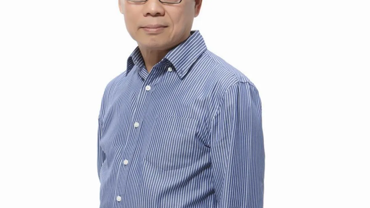 三勝製帽負責人戴勝通11日召開記者會表示,自己聽政府的會還虧損,甚至有可能被管收,向總統府與國合會提出國賠30億的要求。(取自戴勝通臉書)