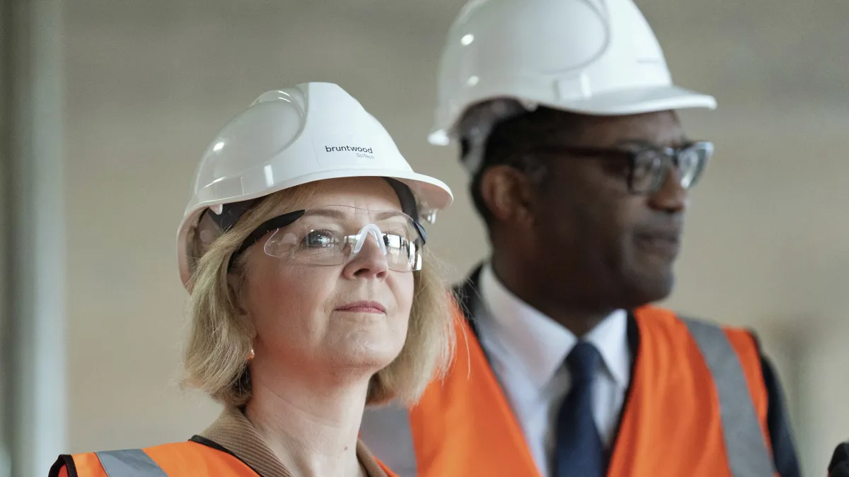 2022年10月,英國首相特拉斯(Liz Truss,左)與財相夸騰(Kwasi Kwarteng)(AP)