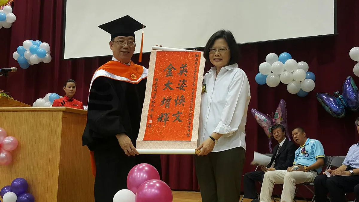 民進黨主席蔡英文(右)應邀出席金門大學畢業典禮,她特別提到,金門在兩岸和平扮演重要角色。(民進黨提供)