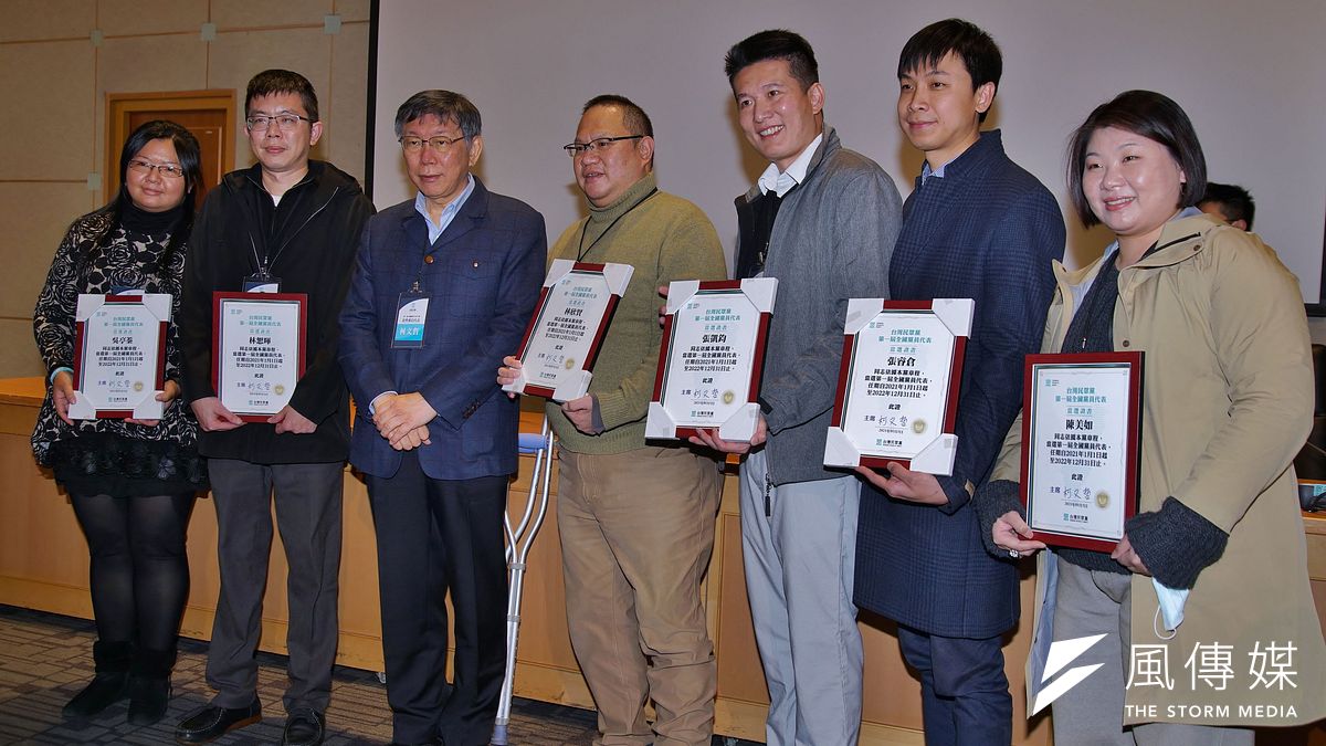 民眾黨10日舉行黨代表大會,中評委第一高票當選人張凱鈞(右三)等人與主席柯文哲(左三)合影。(盧逸峰攝) 民眾黨10日舉行黨代表大會,中評委第一高票當選人張凱鈞(右三)等人與主席柯文哲(左三)合影。(盧逸峰攝)