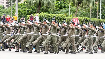 國軍正步操演於2003年廢除,而國防部擬於陸軍官校100周年校慶時,安排正步操演項目。圖為退伍義務役與志願役官士兵所組成的凱道閱兵正步方隊。(資料照,陳明仁攝)