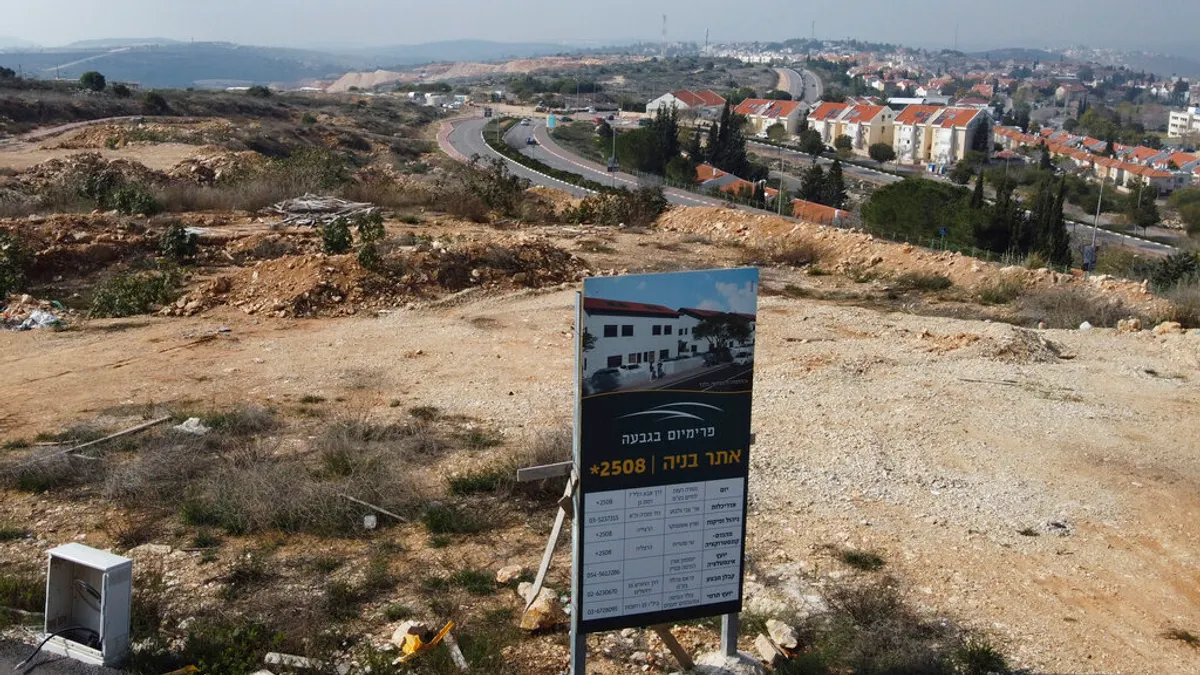 約旦河西岸以色列屯墾區的建築公告。(美聯社) 約旦河西岸以色列屯墾區的建築公告。(美聯社)