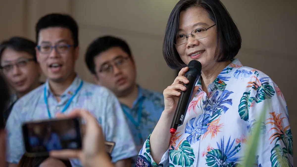 正在帛琉訪問的總統蔡英文23日晚間透過臉書分享訪問心得,她表示,這應該是台灣歷史上第一次有總統出訪時跟大家親自報告。(總統府提供)