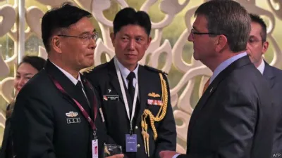 在剛剛結束的香格里拉會議上,卡特與中方代表孫建國會面。(BBC中文網) 在剛剛結束的香格里拉會議上,卡特與中方代表孫建國會面。(BBC中文網)