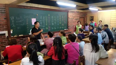 新北永和區民治里長蔡俊民開課料理小學堂,免費傳授幸福滋味。(圖/新北市民政局提供)