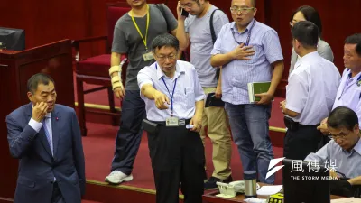 台北市長柯文哲於台北市議會備詢,坦言市警局長人事調動,讓他覺得被偷襲。(顏麟宇攝)