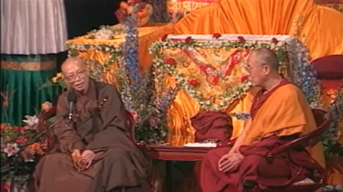 一九九八年五月聖嚴法師與達賴喇嘛進行一場跨世紀的「漢藏佛教大對談」,將漢傳佛教推上國際舞臺。(youtube截圖)