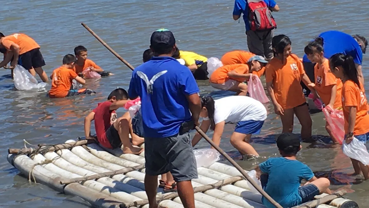 摸蛤兼洗褲 小小養魚人在漁村找樂趣