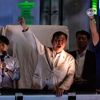 2025年7月19日、日本の石破茂首相が東京の街頭で選挙運動を行った。(AP通信) 2025年7月19日、日本の石破茂首相が東京の街頭で選挙運動を行った。(AP通信)