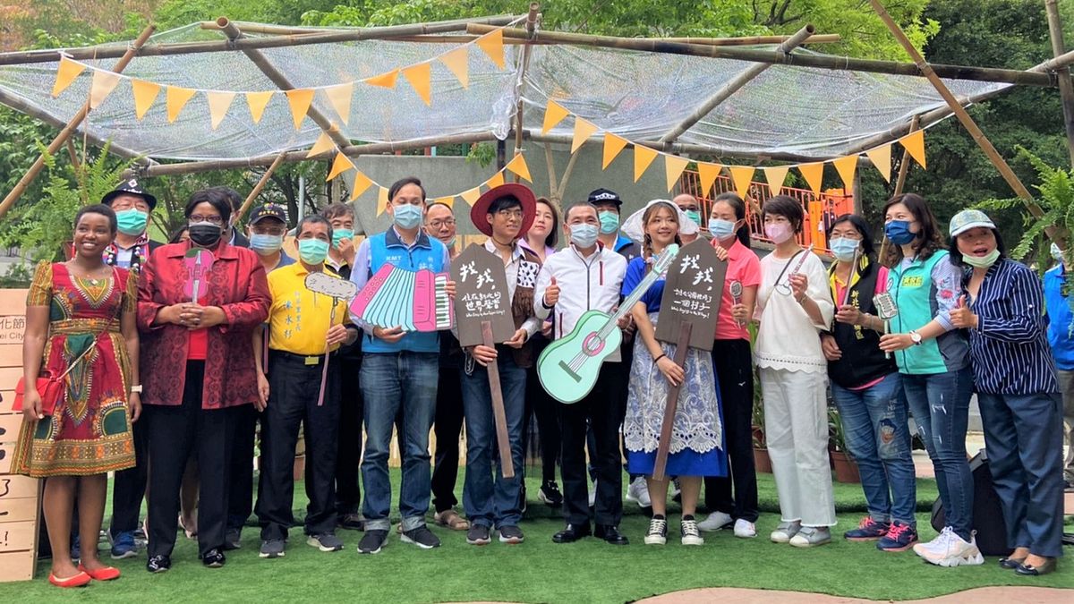 新北市長侯友宜、文化局局長龔雅雯、市議員葉元之與出席活動貴賓合影。(圖/新北市文化局提供) 新北市長侯友宜、文化局局長龔雅雯、市議員葉元之與出席活動貴賓合影。(圖/新北市文化局提供)